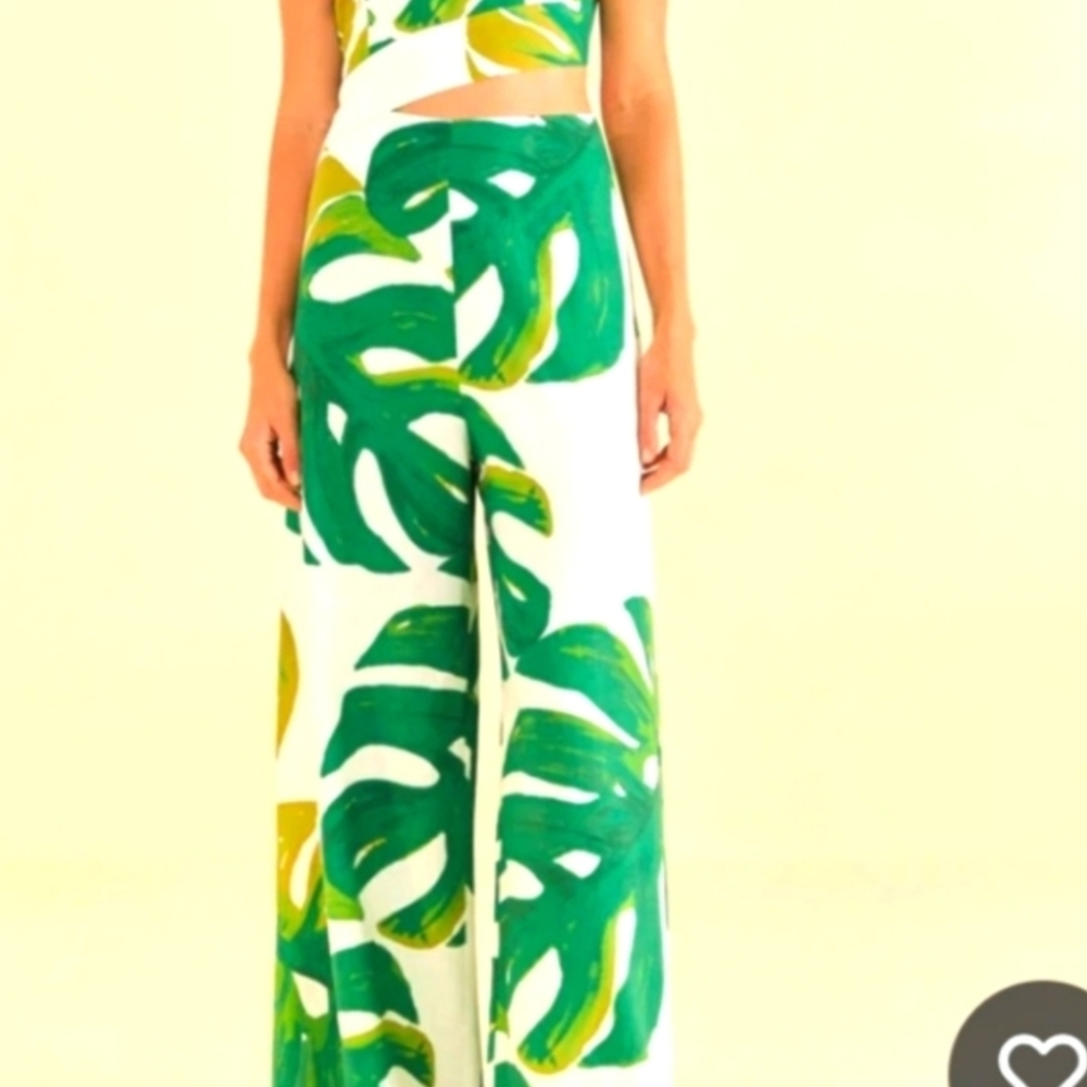 Elegant Green and White Wide Leg Jumpsuit with Sleeveless Design